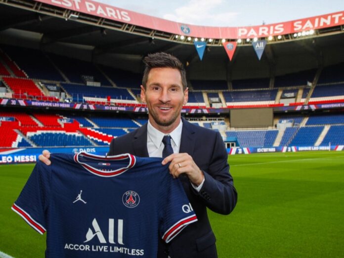 Lionel Messi signs contract with Paris Saint- Germain last night