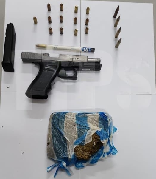 Firearms and ammunition recovered from Tunapuna man. (Credits: Trinidad and Tobago Police Service, Facebook)