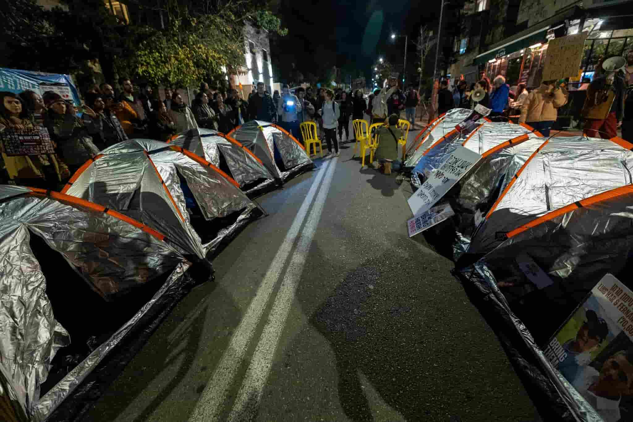 Hostages' families pitch tents outside PM Benjamin Netanyahu's private home. (Credits: Google images)