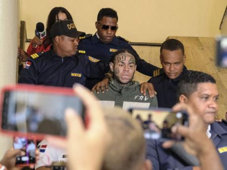 Tekashi 6ix9ine, is escorted by police as he arrives to appear at court, Palace of Justice, in Santo Domingo. (Credits: Jamaica Gleaner, Facebook)