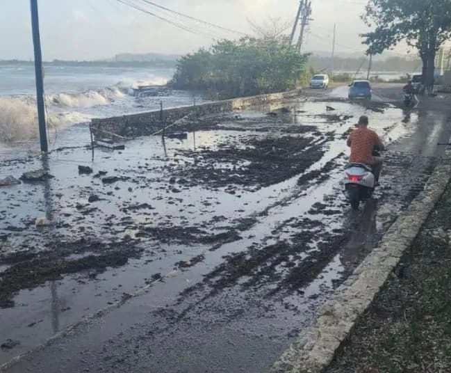 Road collapsed in West End Road in Negril. (Credits: The Jamaica Observer, Facebook)