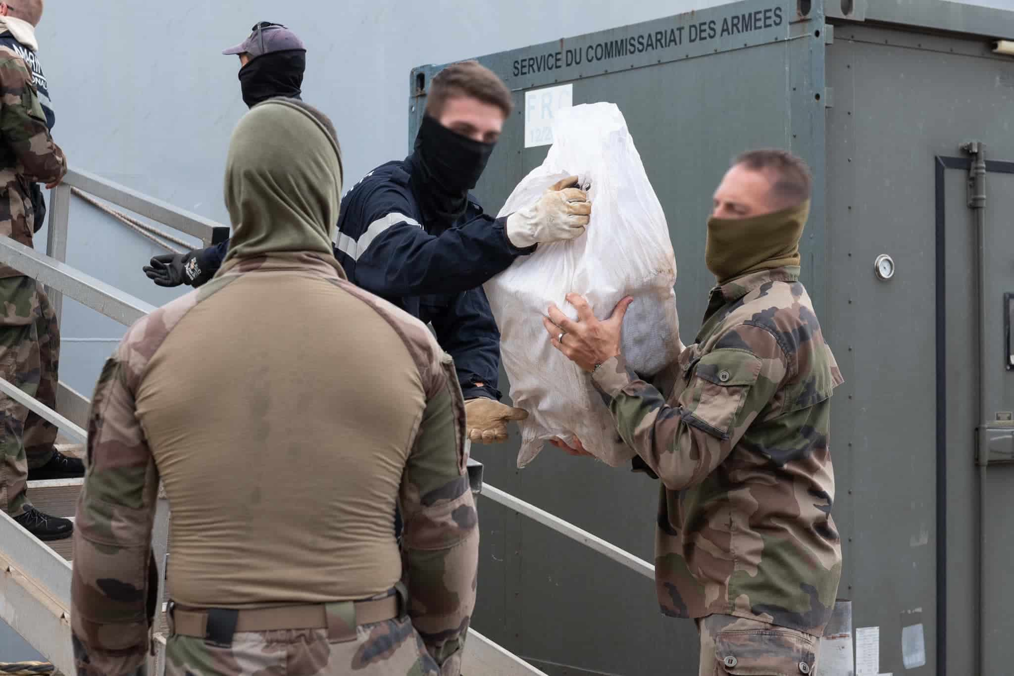 French officials recovering narcotics. (Credits: Forces armées aux Antilles, Facebook)